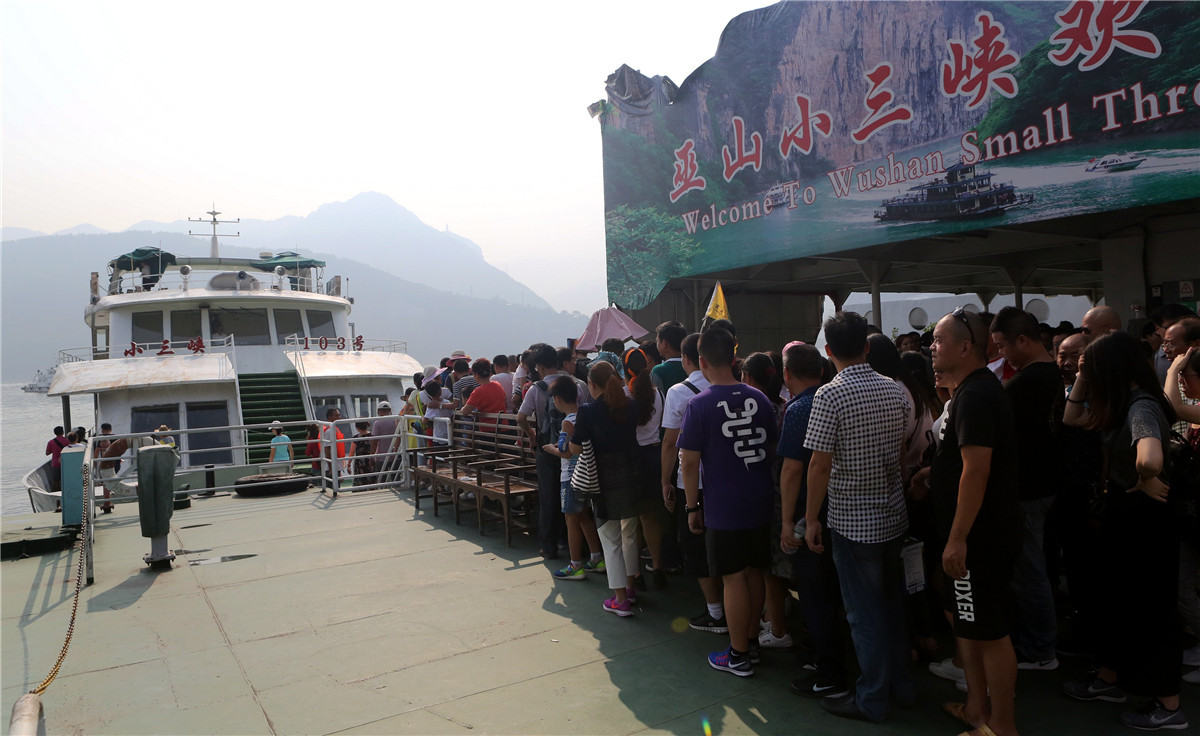 游客排队乘船进入巫山小三峡景区。