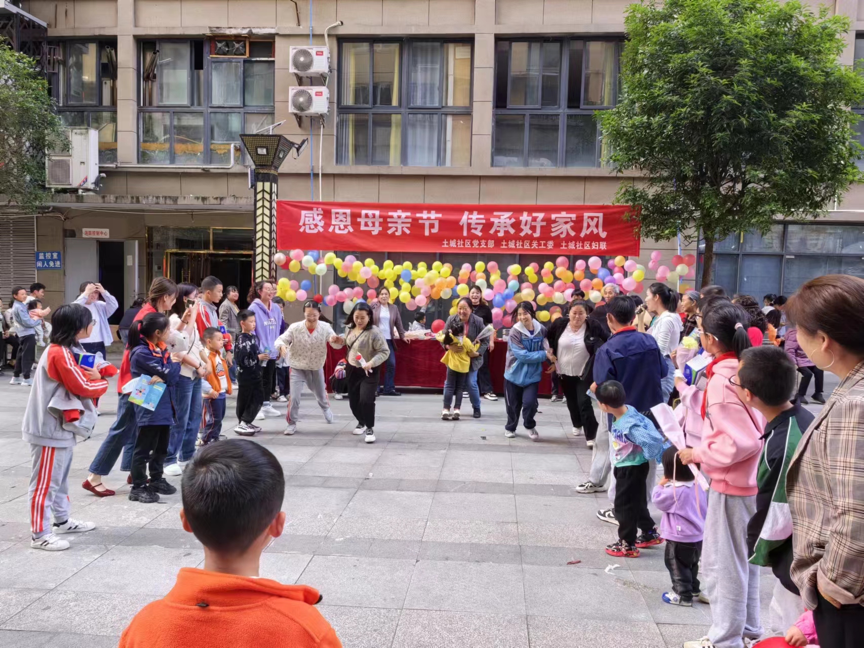 土城社区开展感恩母亲节活动.jpg