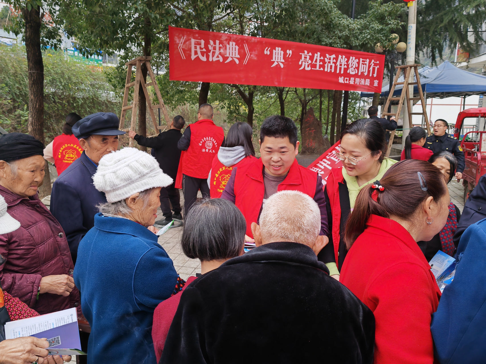 3月10日到巴山镇开展民法典宣传志愿服务活动.jpg