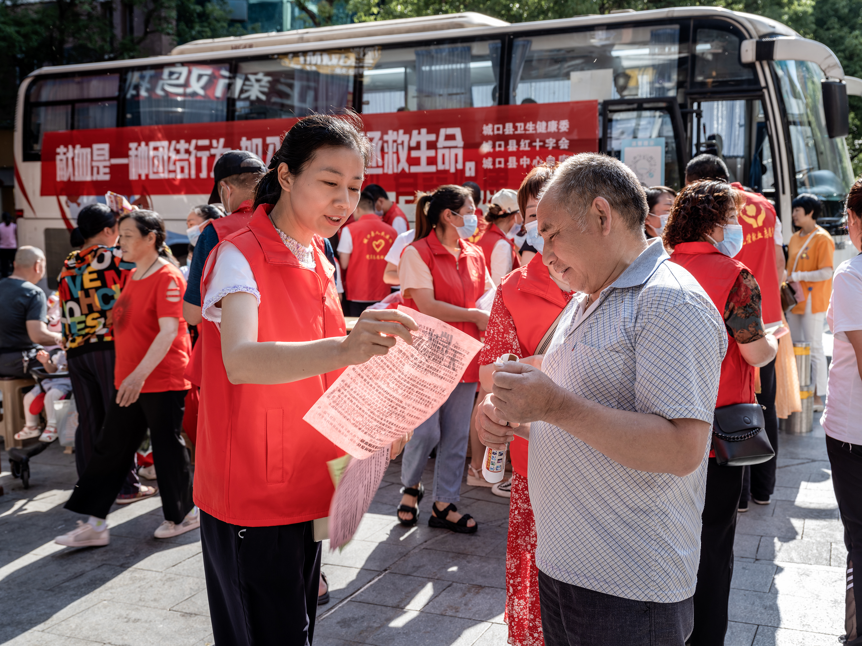 县人民医院在南大街步行街开展献血宣传志愿活动4.jpg