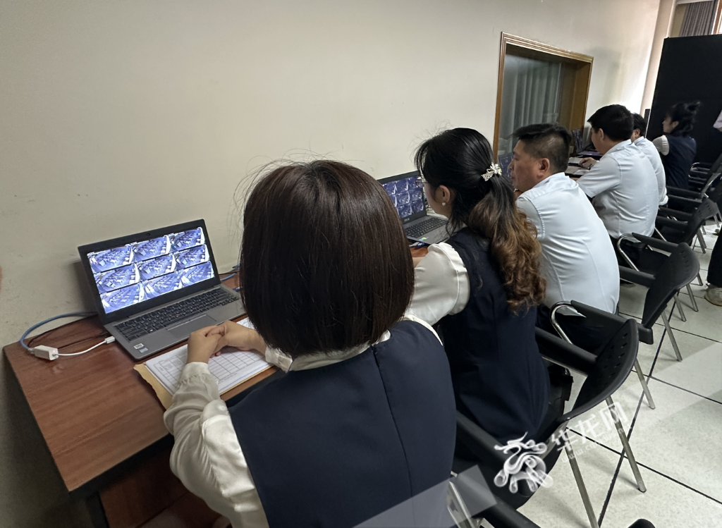 育才中学考务中心安排了8名老师通过电脑监考。华龙网-新重庆客户端记者 姜念月 摄