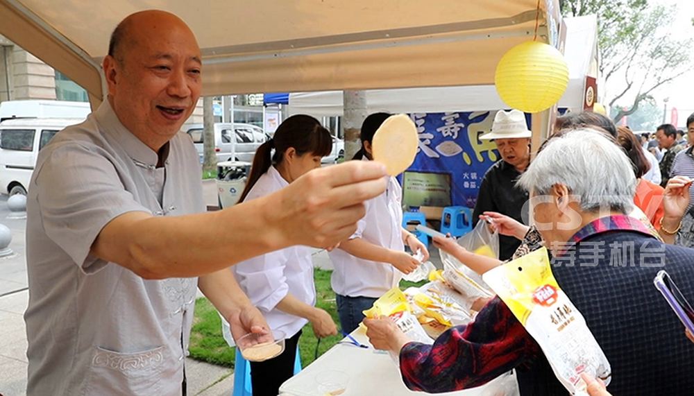 非遗产品&ldquo;长寿味&rdquo;备受青睐-王怀 (复制).jpg