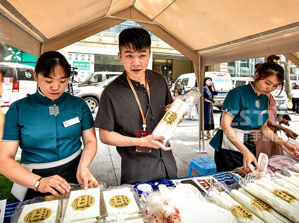 非遗产品&ldquo;长寿味&rdquo;备受青睐-叶瀚骏 (复制).jpg