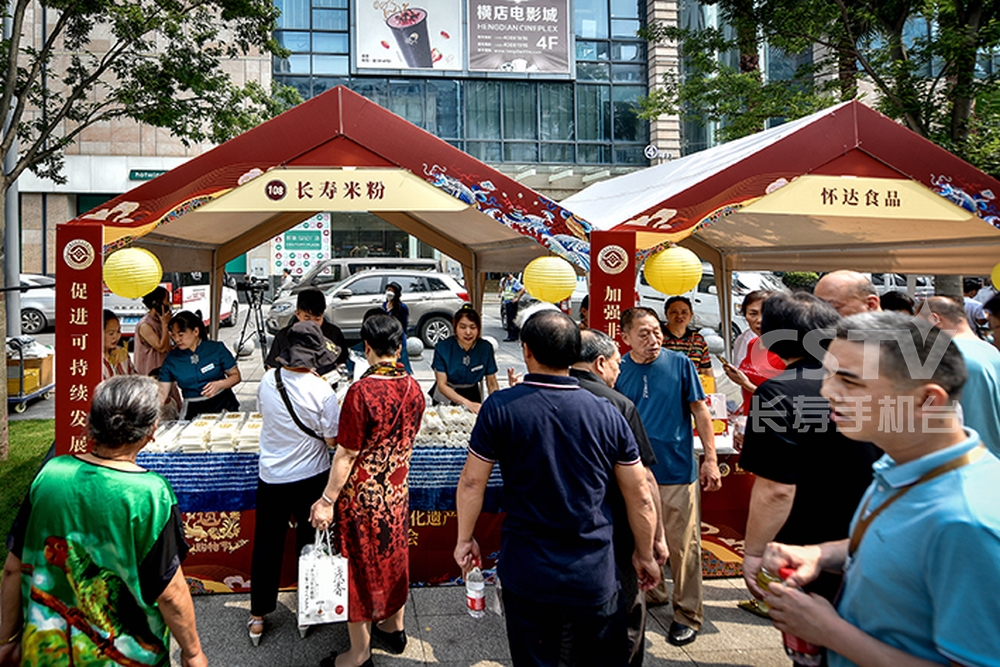 非遗产品&ldquo;长寿味&rdquo;备受青睐 (复制).jpg