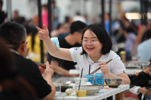 主会场九龙滩广场有1000余座位供市民选用。周邦静 摄