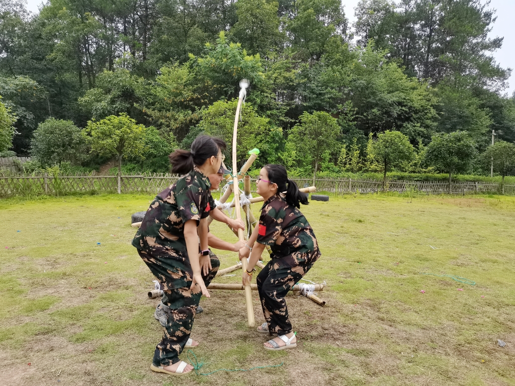 罗女士女儿去年暑假参加的“荒野求生”夏令营。