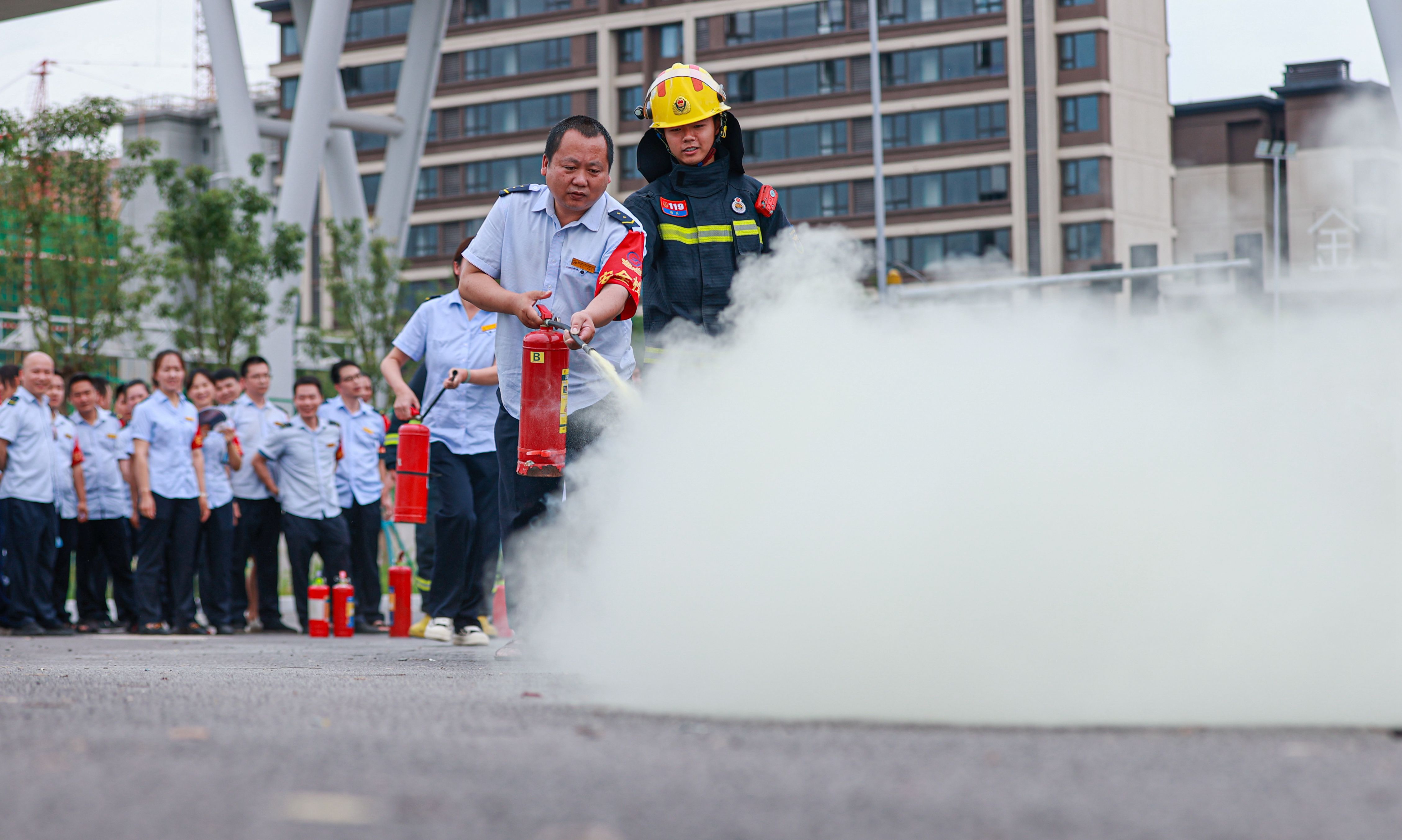 在实践中掌握灭火器&ldquo;提、拔、握、压&rdquo;的要领要诀。（大渡口区消防救援支队供图）.jpg