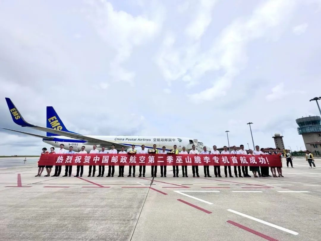 中國(guó)郵政航空“脆李專機(jī)”啟航。譚昌勇