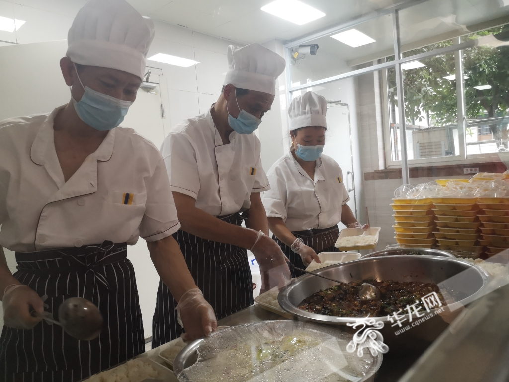 石马河街道养老服务中心工作人员正在配餐。华龙网-新重庆客户端 赵颖竹 文