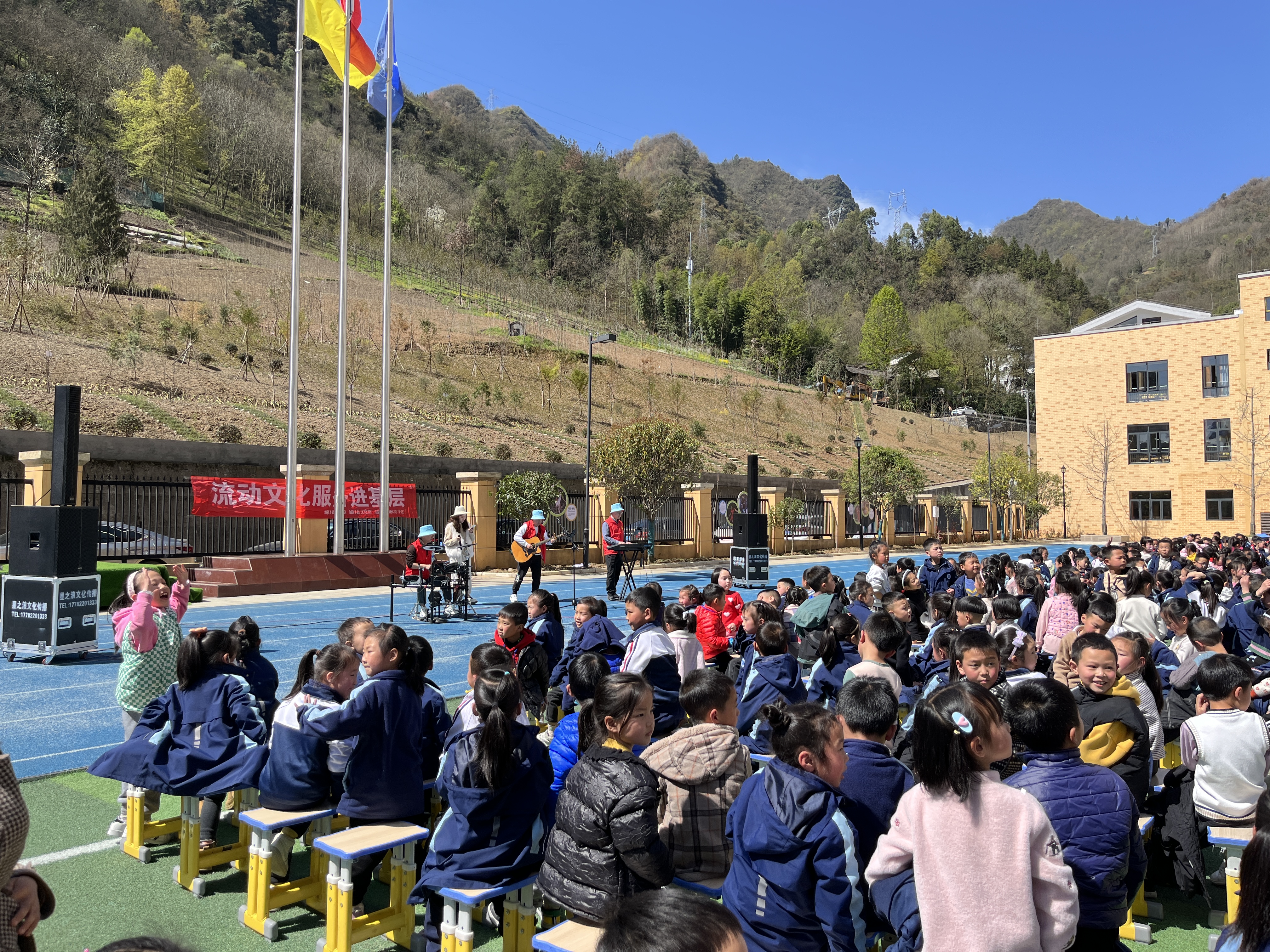 &ldquo;巴山小黄鹂&rdquo;志愿服务送文艺进学校.jpg