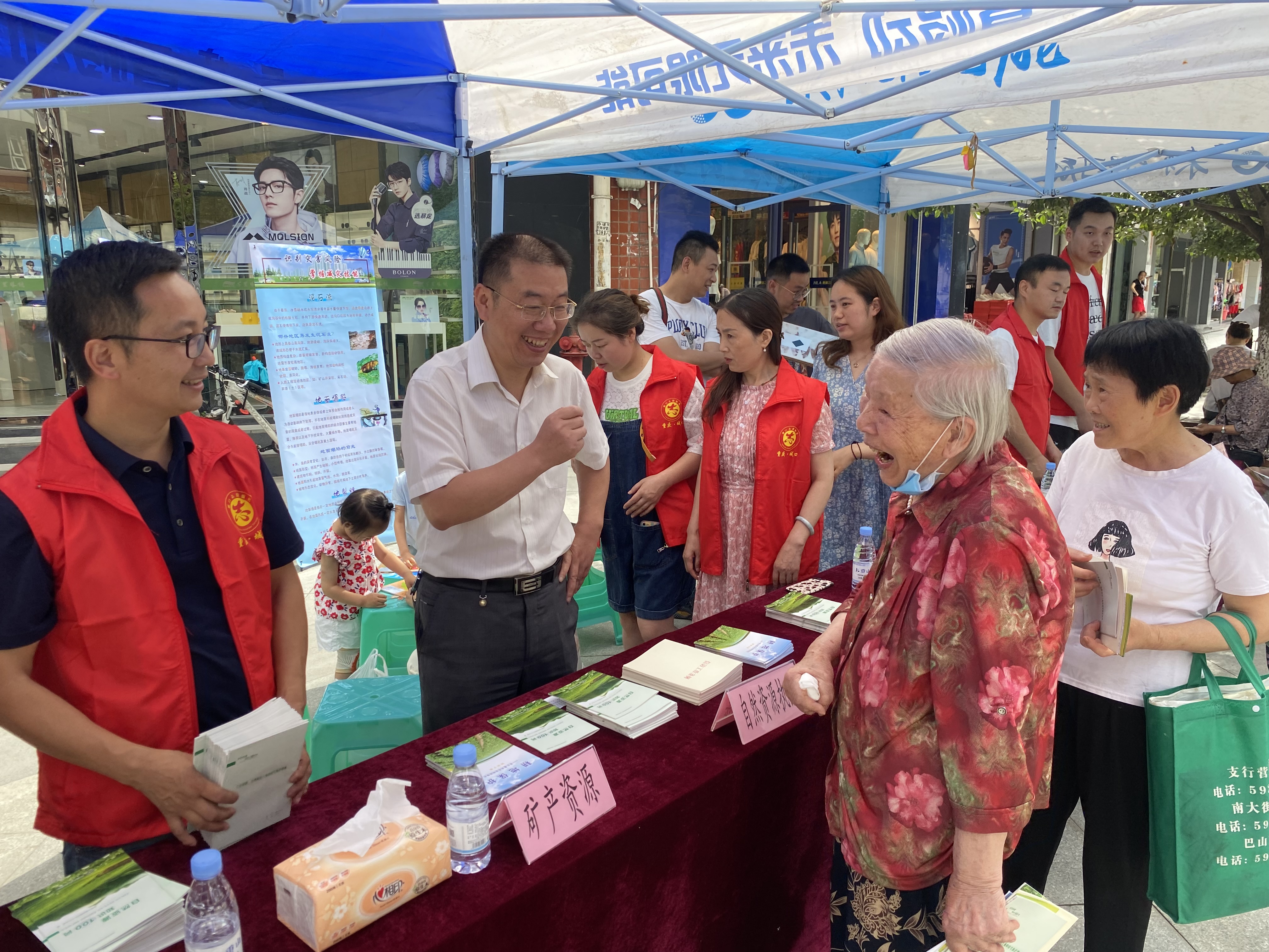 进社区开展全国土地日宣传志愿服务活动.jpg