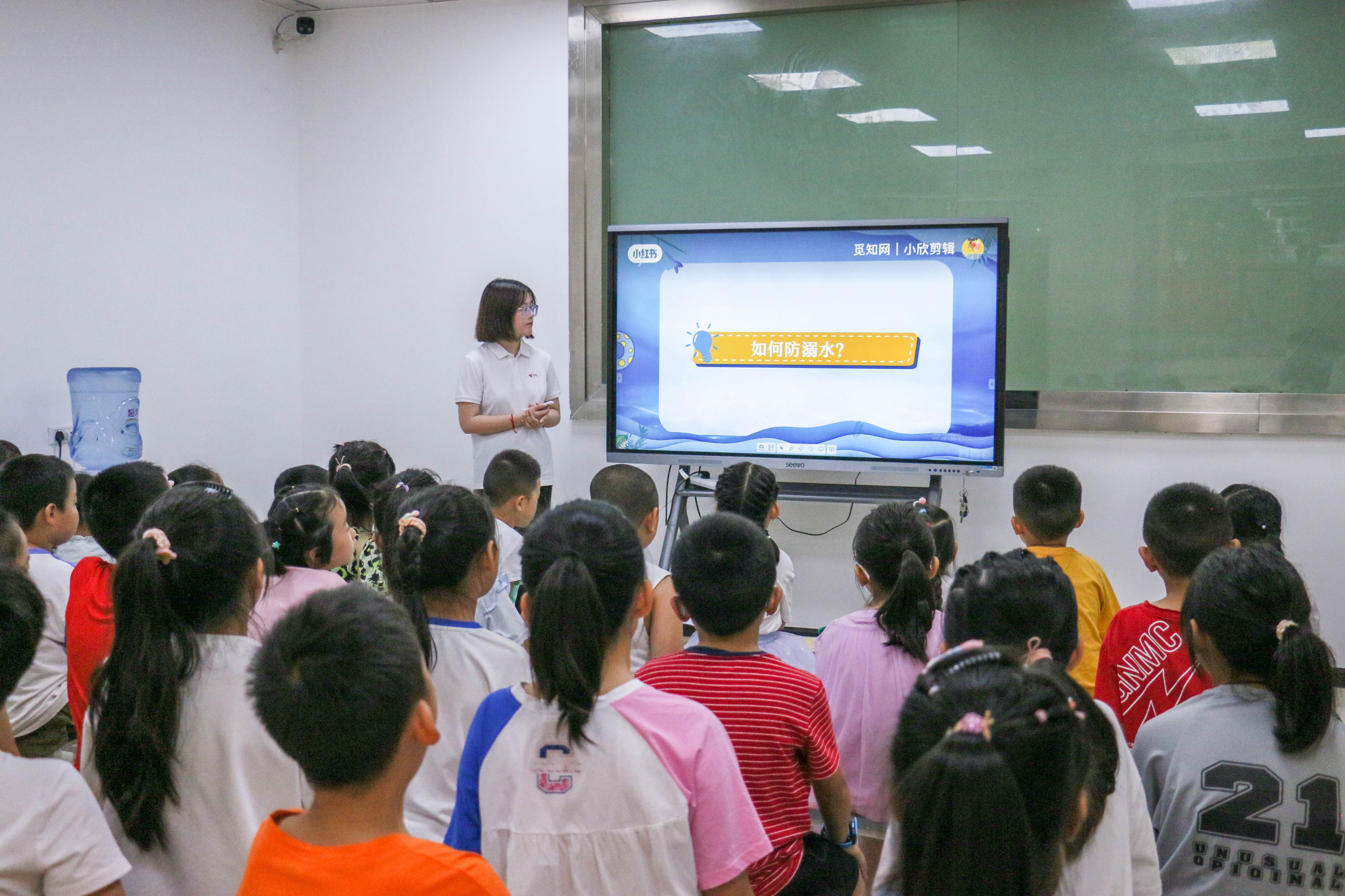 学习防溺水安全知识。摄影：郭木真