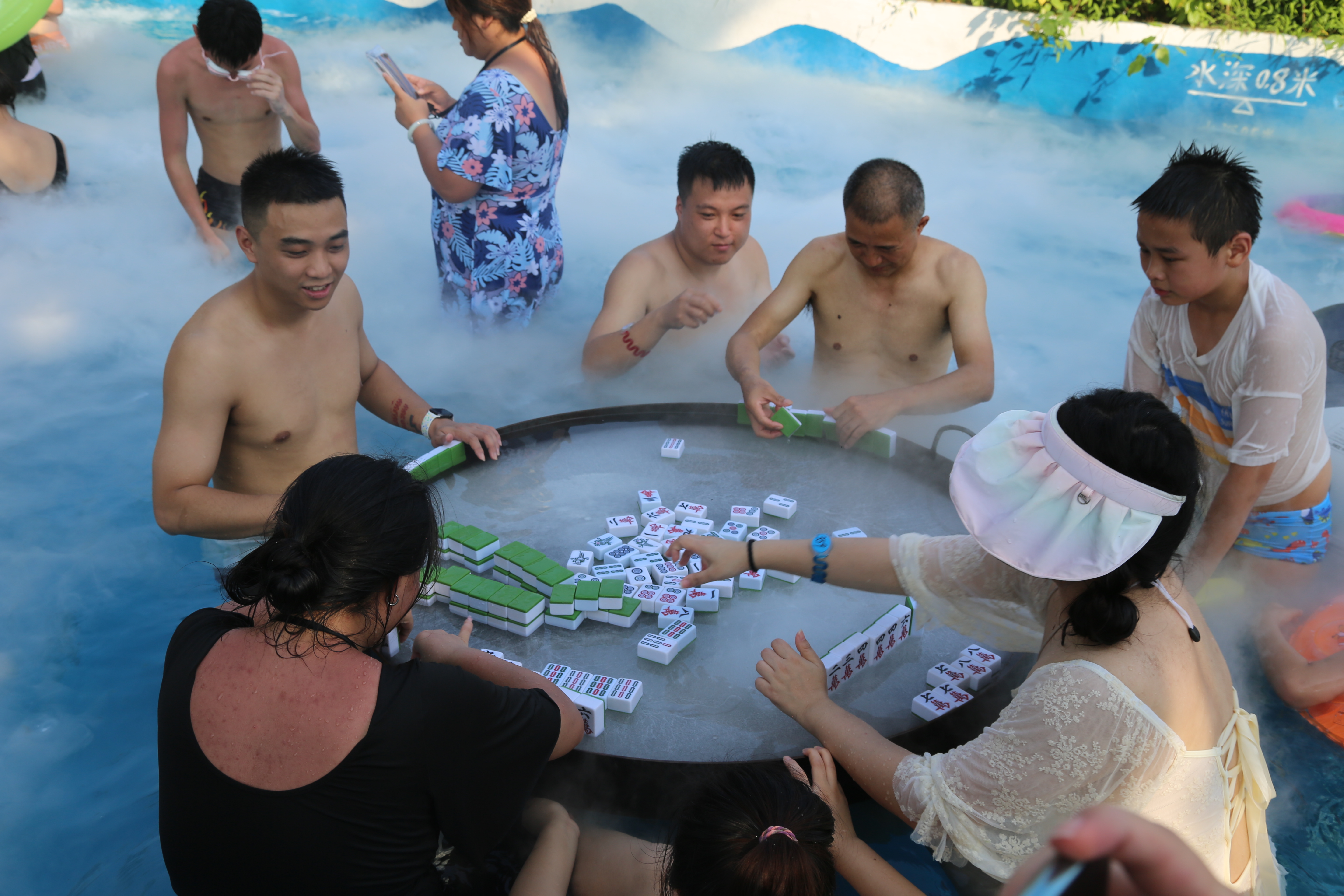 清凉一夏！重庆市民坐在水里打“冰桌麻将”