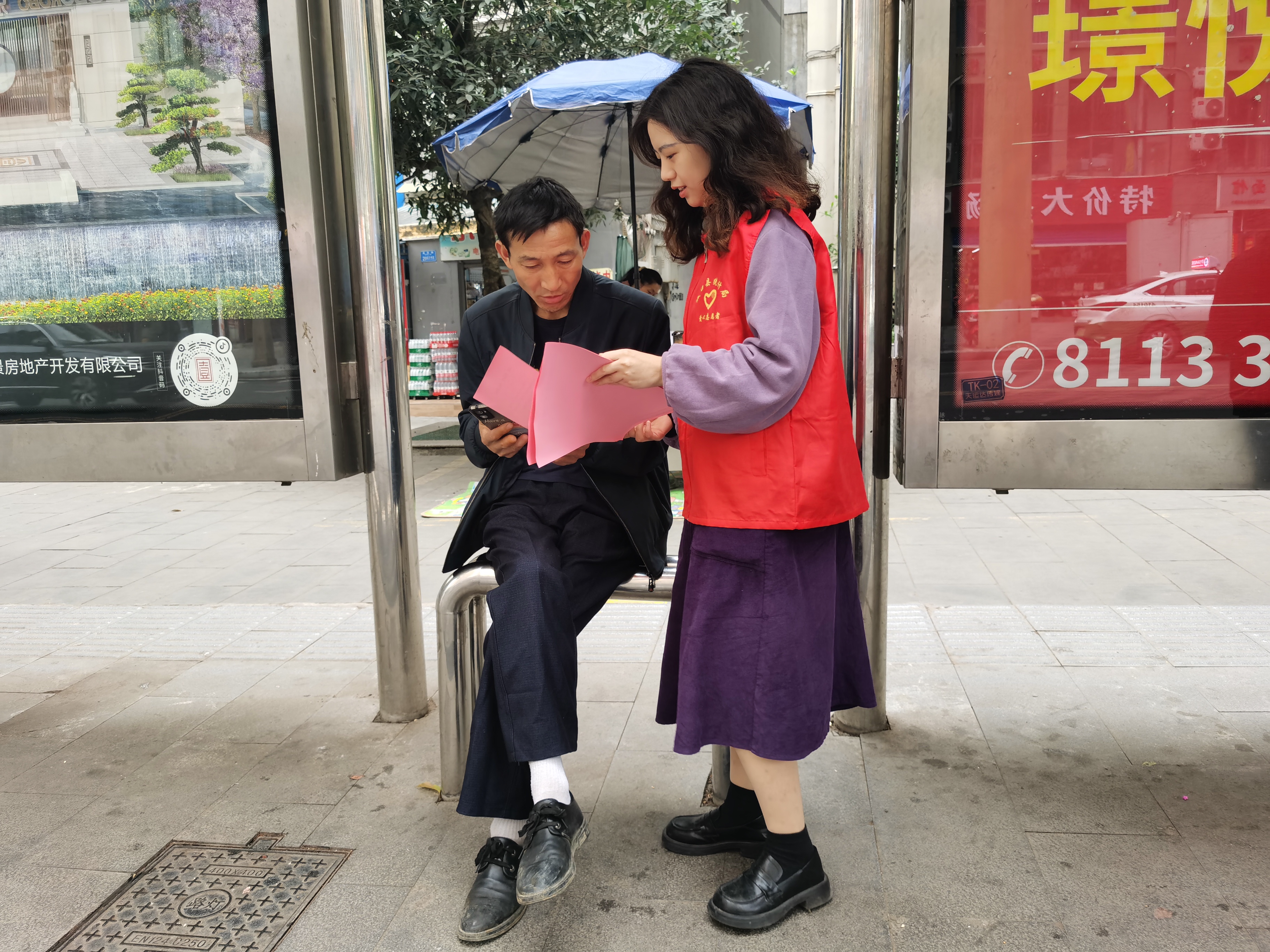 县统计局志愿者向市民宣传文明城市创建应知应会知识.jpg