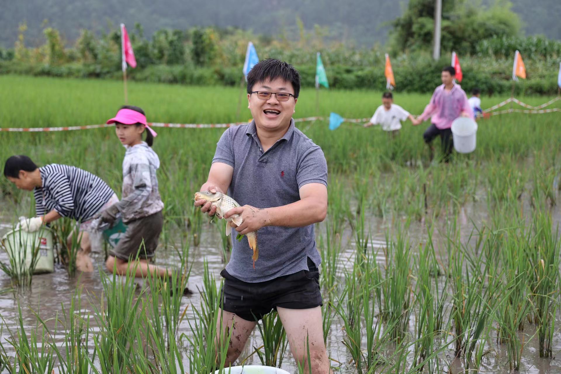 稻田摸鱼活动现场.jpg