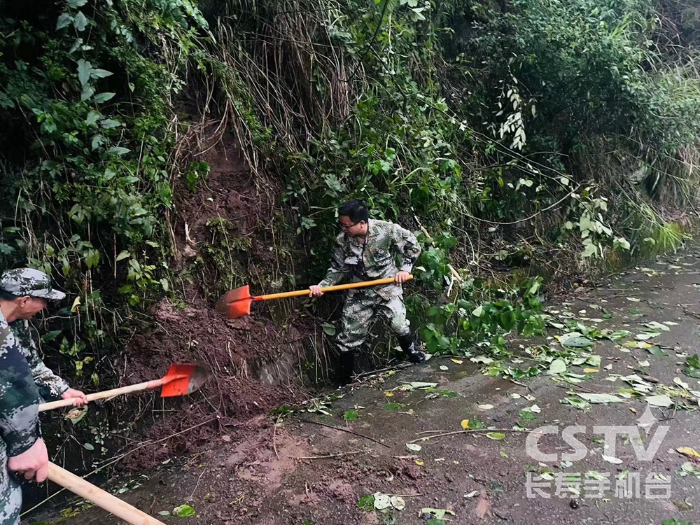 降雨致险情 民兵来救援2.jpg