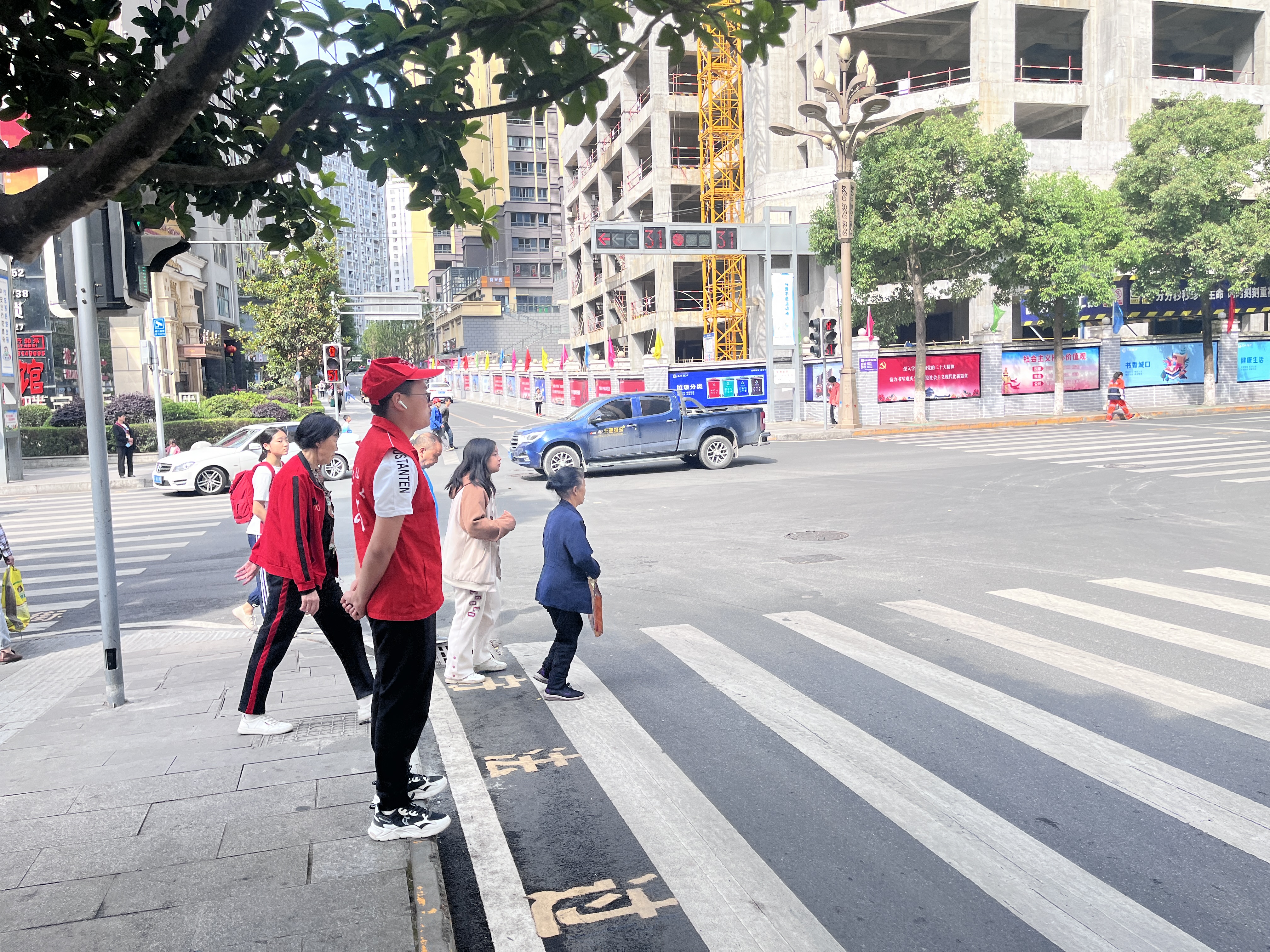 在东大街红绿灯开展文明劝导志愿服务活动.jpg