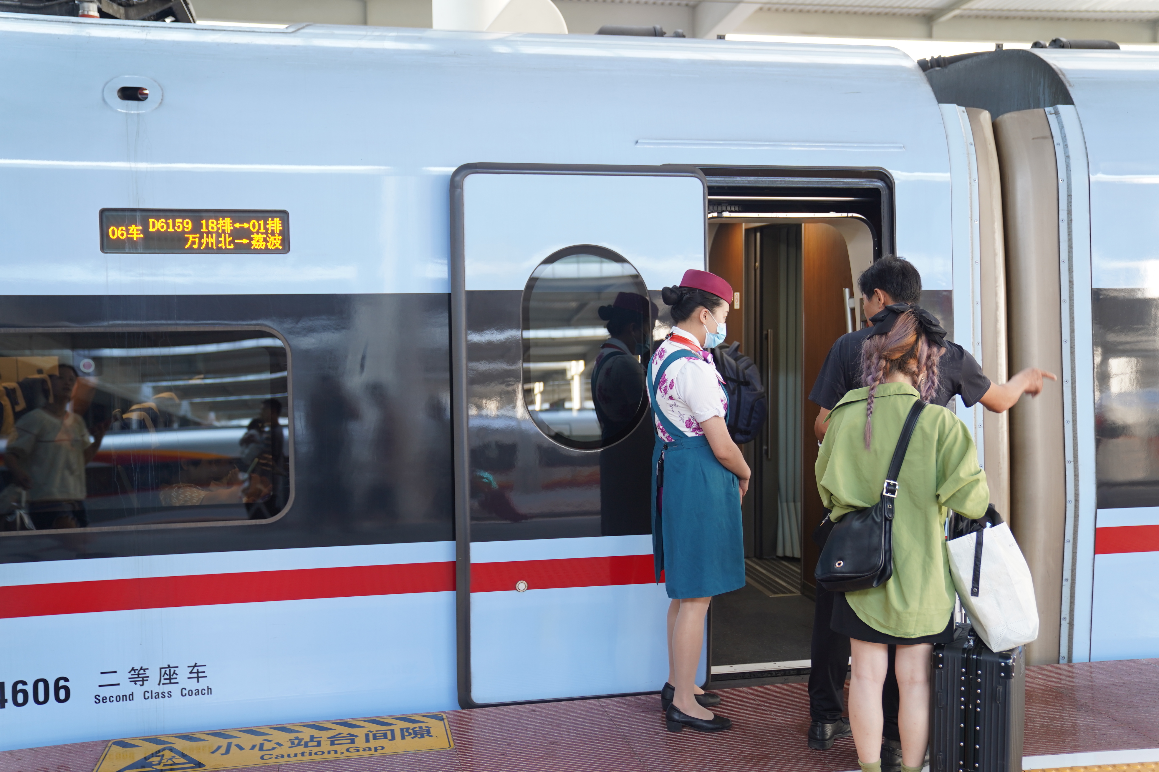 重庆北站站台，旅客准备搭乘D6159次列车出发（魏伟 摄）.JPG