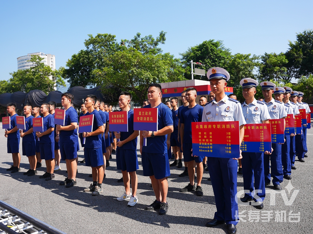 乡镇专职消防队配发器材装备200余件套3.jpg