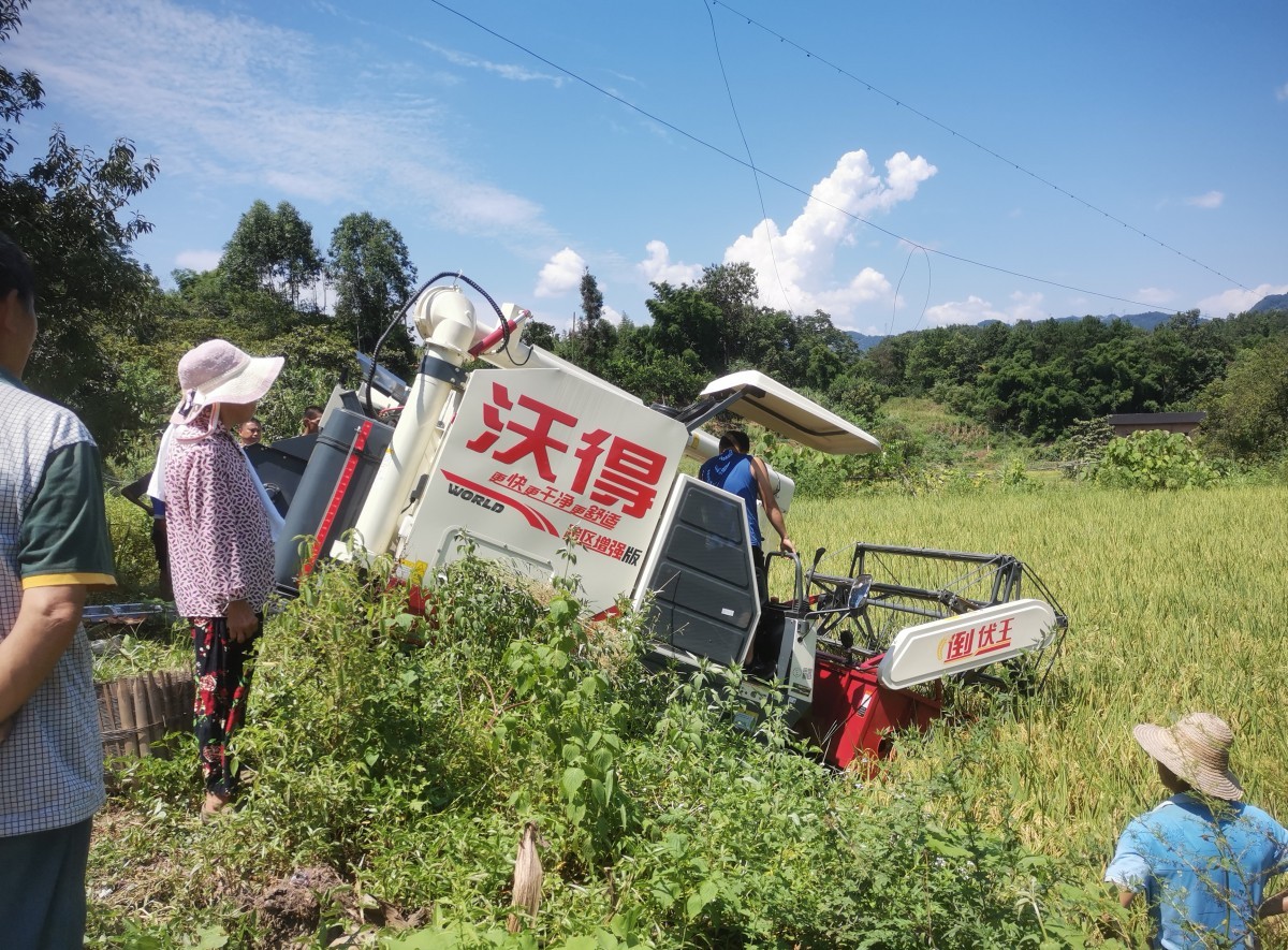 广岳村收割机试收割.jpg