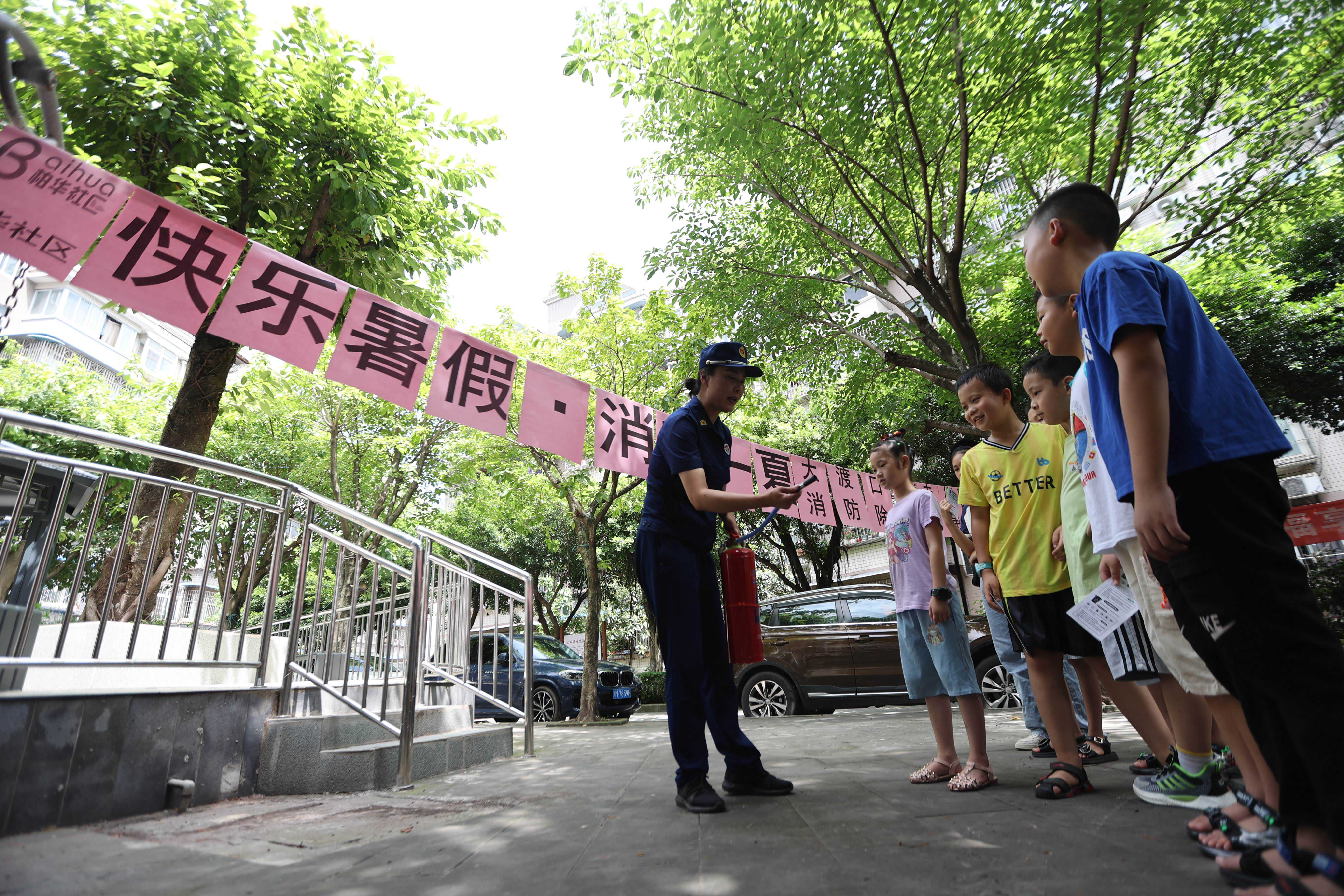 消防人员讲解灭火器的使用方法与维护保养措施。（大渡口区消防救援支队供图）.jpg