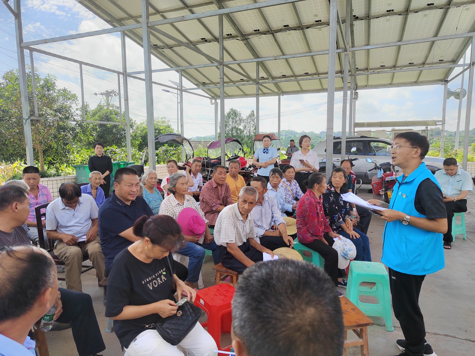 胡真彰副主任正在答复箭滩村村民提问.jpg