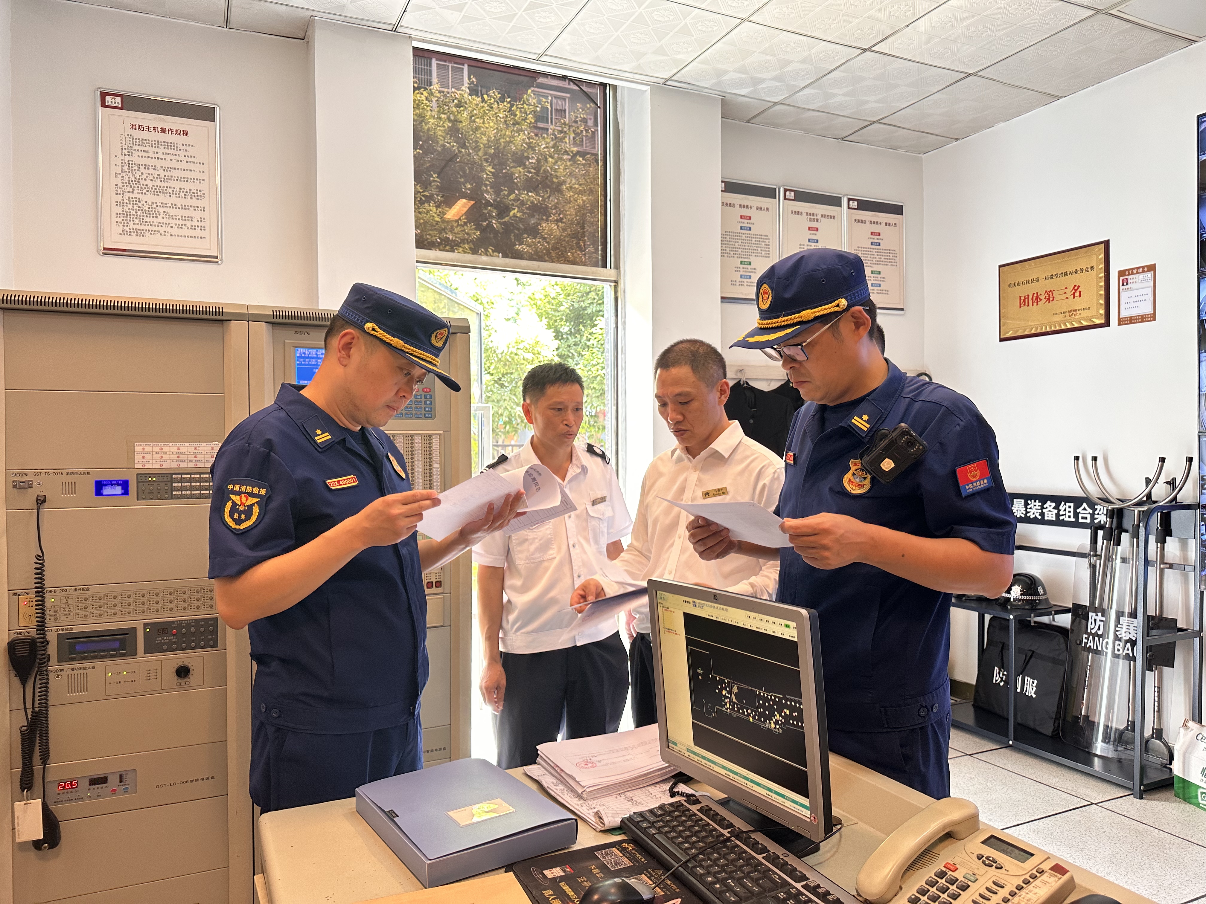 防火监督人员查看宾馆酒店内每日防火巡查记录.jpg