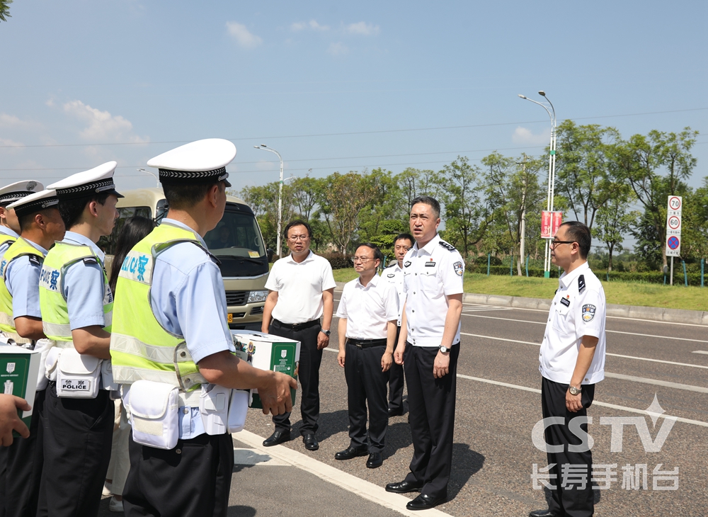 为一线公安干警送关怀1.jpg