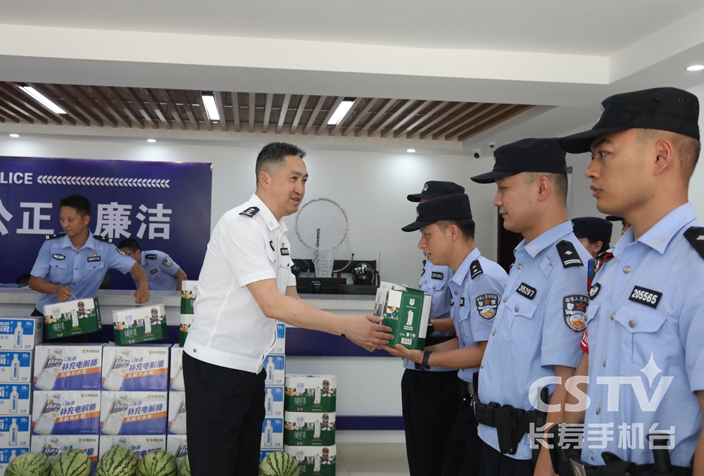 为一线公安干警送关怀2.jpg