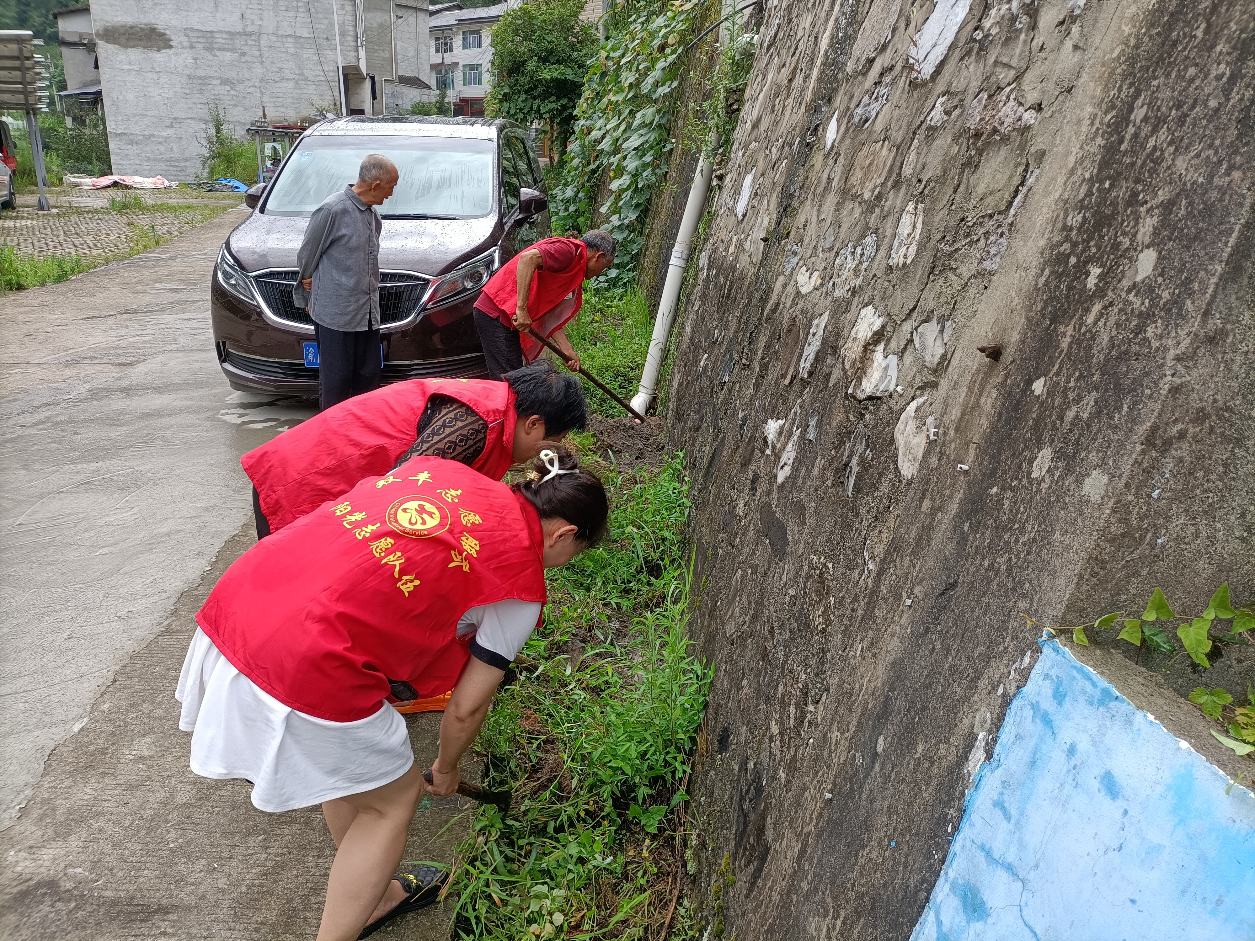 7月27日，咸宜镇双丰村志愿者开展清沟志愿服务活动.jpg