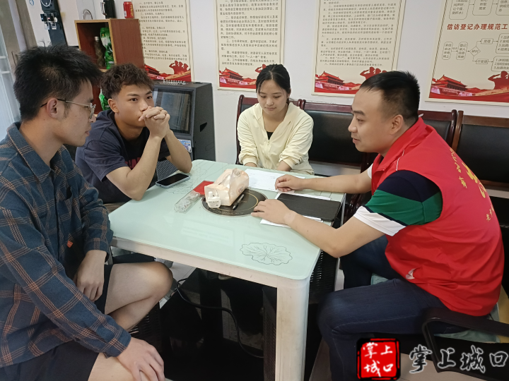 7月18日，咸宜镇咸宜村第一书记对辖区内毕业生进行志愿填报指导 (2).png