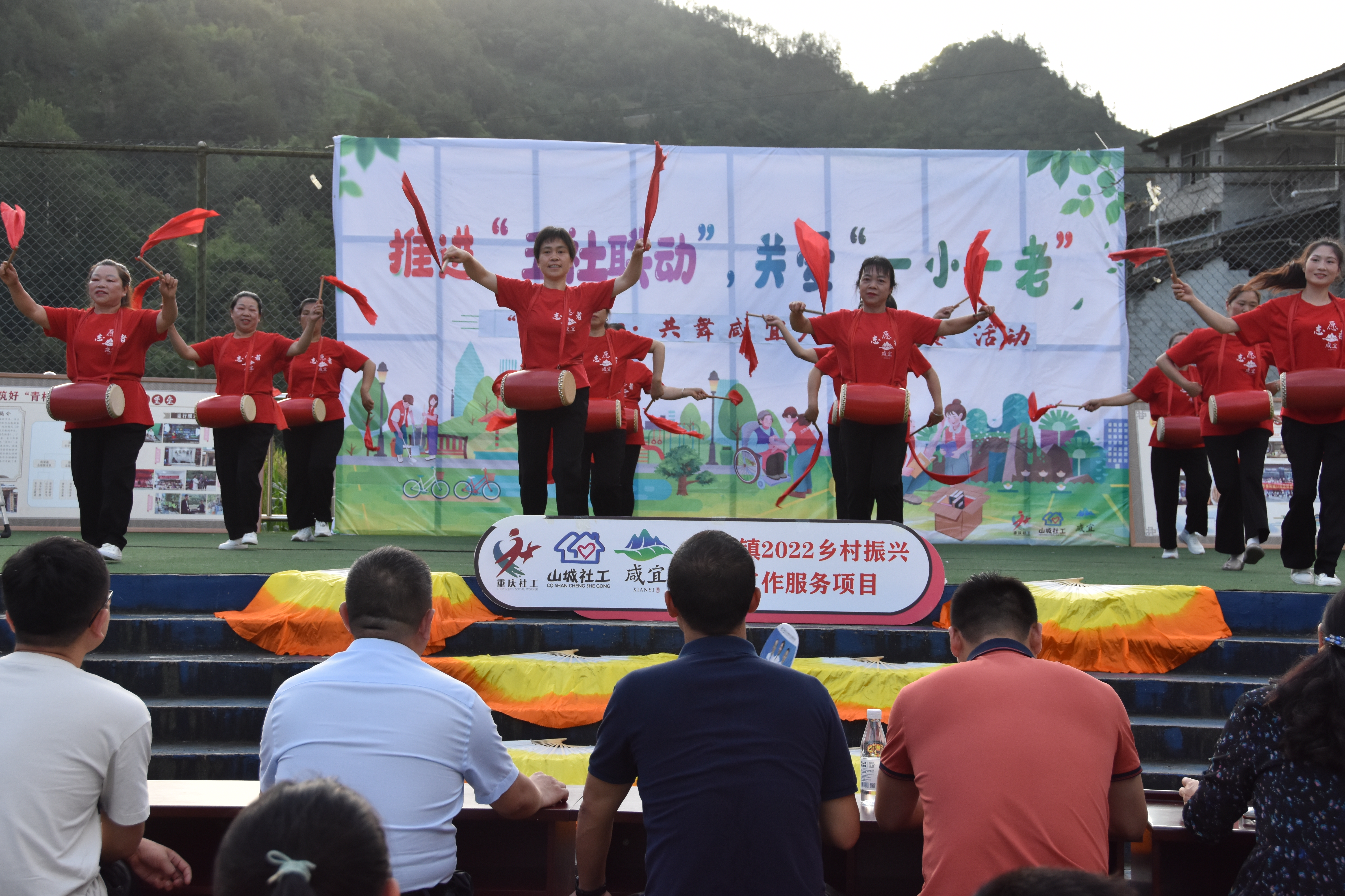 7月1日，咸宜镇志愿者开展庆&ldquo;七一&rdquo;共舞广场舞活动.JPG