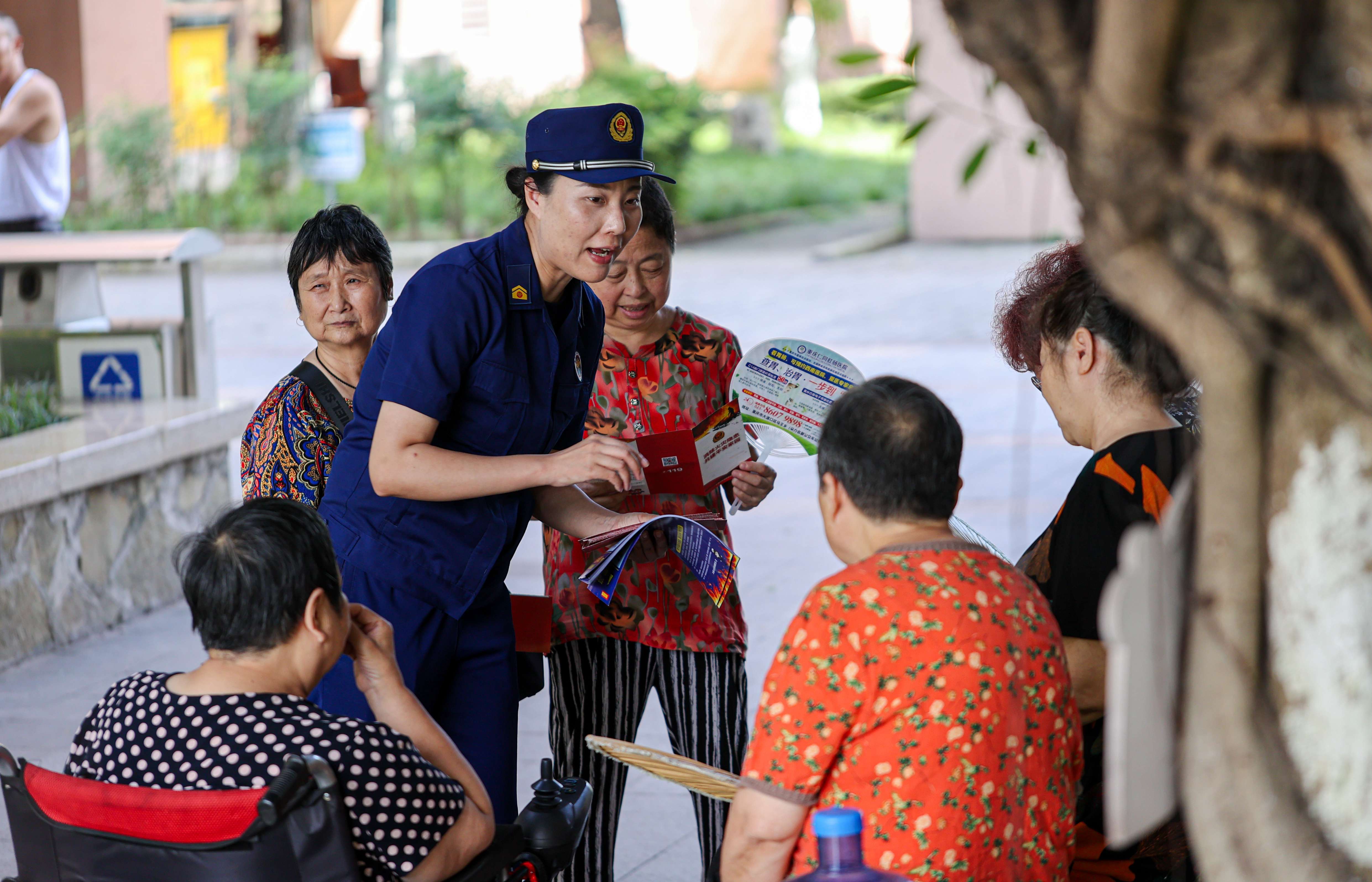 消防人员向社区居民讲解消防知识。（大渡口区消防救援支队供图）1.jpg