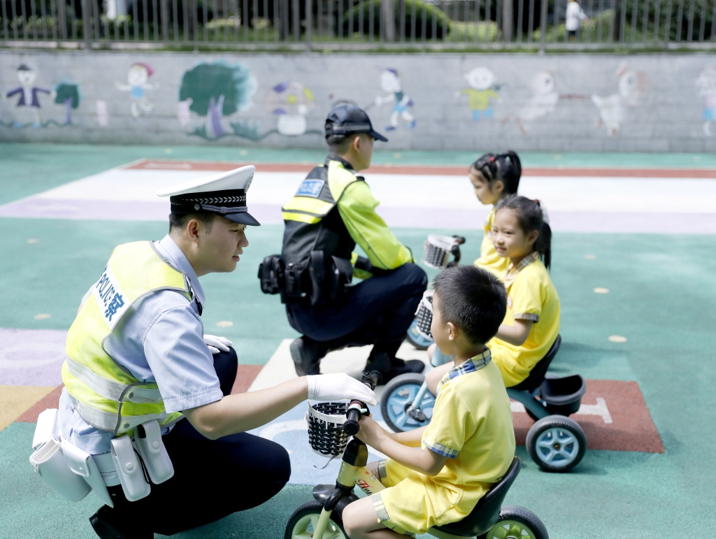 骁骑队员教孩子们交通知识。高新区警方供图