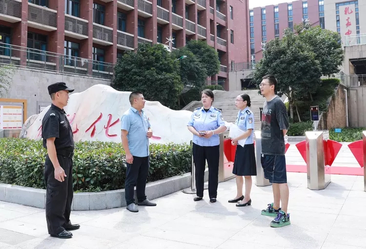 警方会同多部门净化校园周边环境。两江新区警方供图.webp