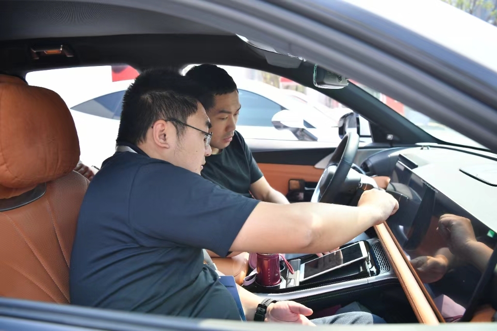 市民现场体验。   曹鸣鸥 摄