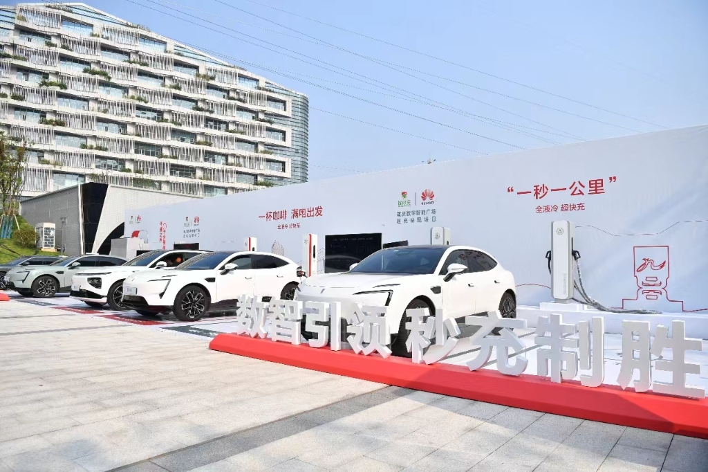 全液冷超快充现场展示。  曹鸣鸥  摄