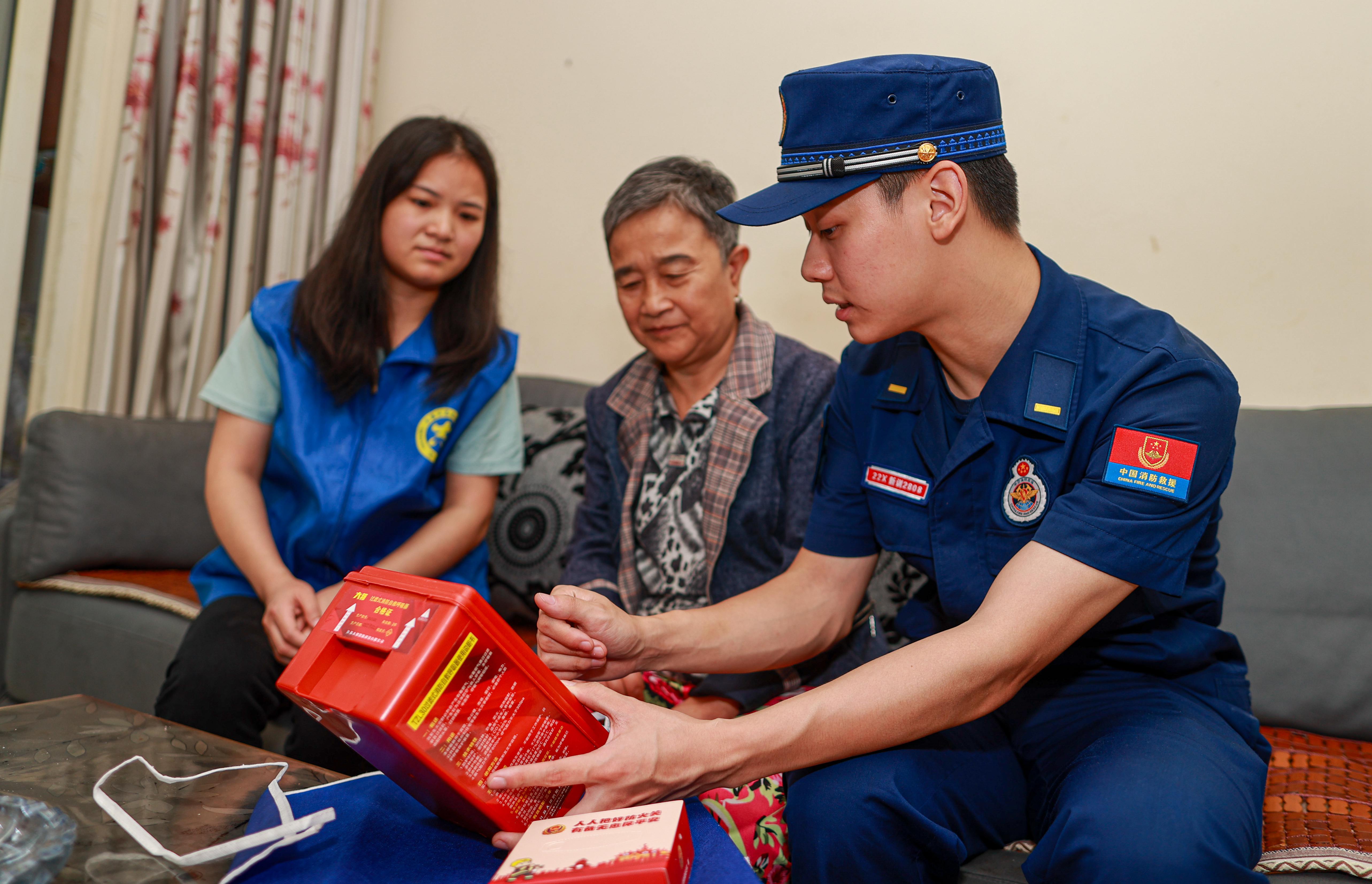 消防人員通過(guò)上門(mén)入戶的形式，為居民講解消防安全知識(shí)。（大渡口區(qū)消防救援支隊(duì)供圖）.jpg