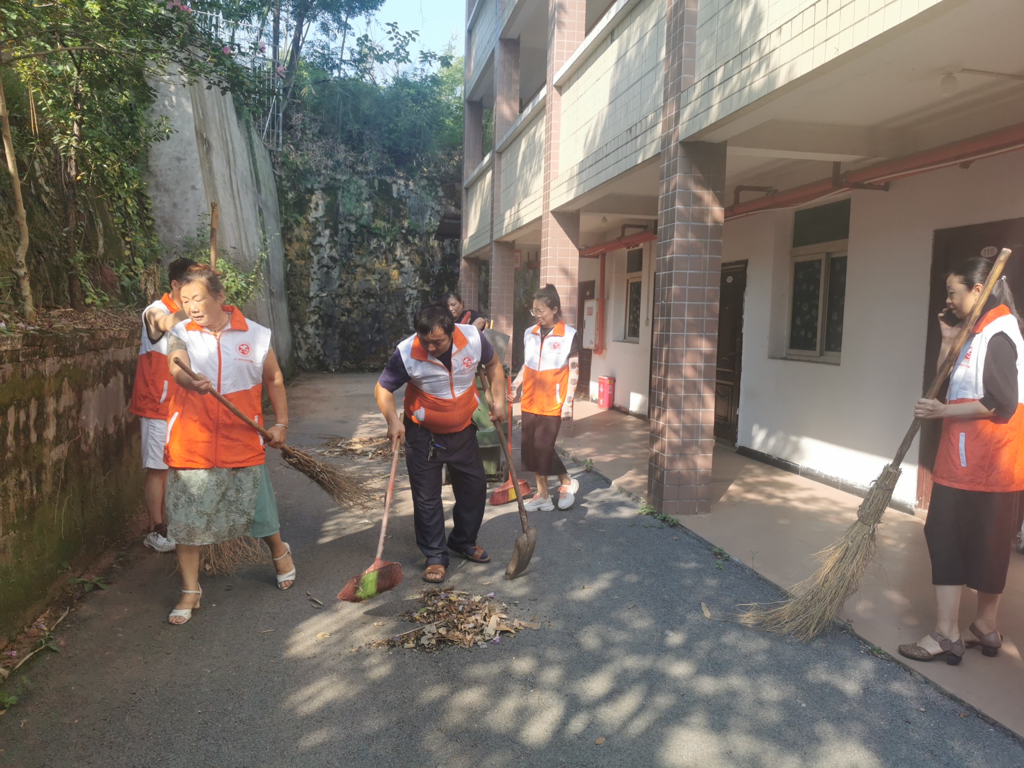 9月5日+金山镇街村社区两委成员打扫场镇卫生2.jpg