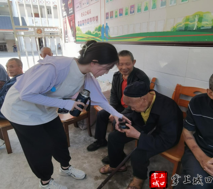 修齐：爱心送进敬老院 志愿服务暖人心