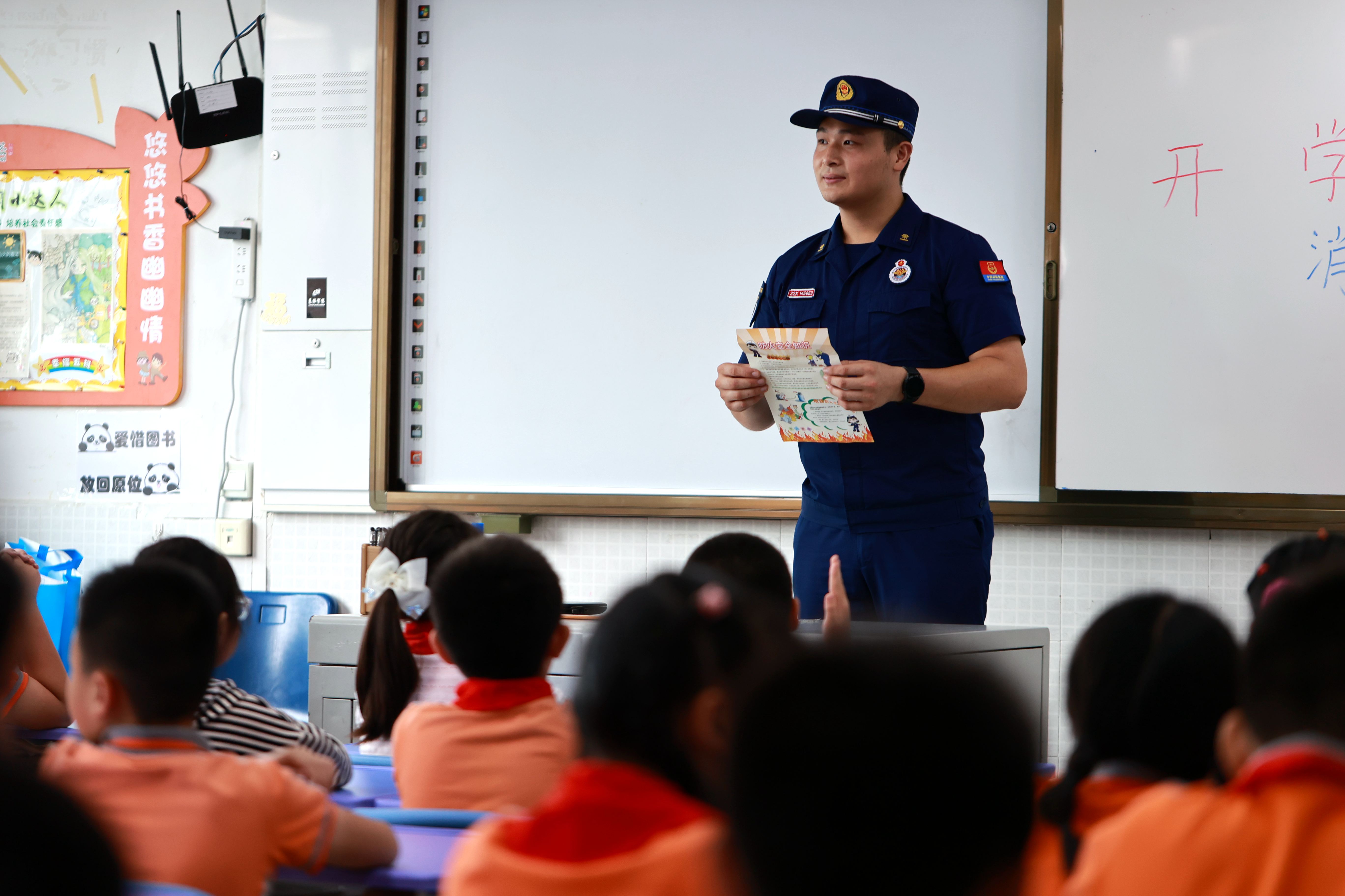 消防知識(shí)進(jìn)校園，消防人員正在講解消防知識(shí)。（大渡口區(qū)消防救援支隊(duì)供圖）2.JPG