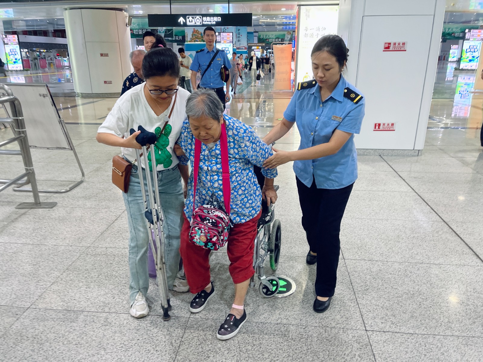 “双节”铁路运输启动 重庆火车站今天发送旅客16万人次