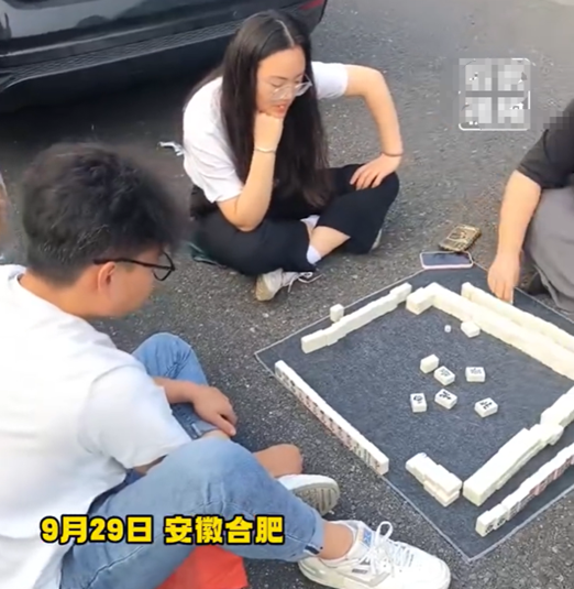 堵车堵机堵上热搜！凌晨2点挤满服务区，“国庆聪明人”都躺家里？6