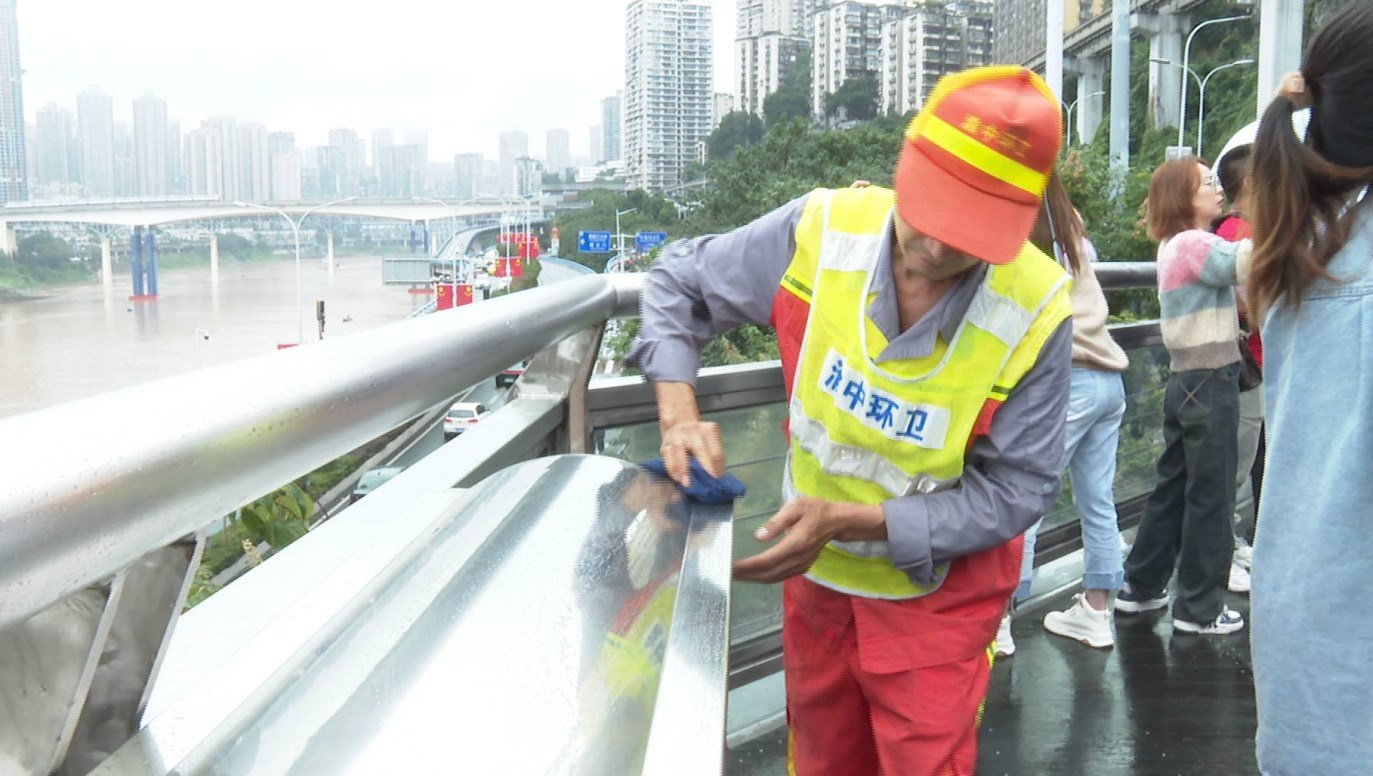 环卫工人坚守岗位擦拭景区垃圾桶。记者 何超 摄