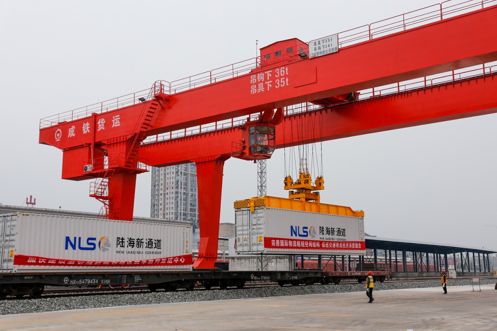 图1：10月12日，秀山站集装箱货场内工作人员正在使用龙门吊进行吊装作业+黄圯（摄）.jpg