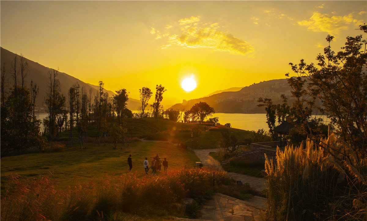 夕阳缓缓下落，远近都是景。摄影：谭昌藩