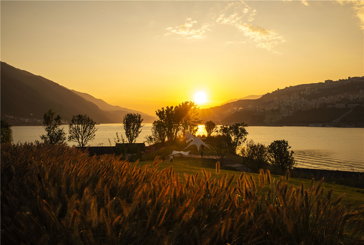 市民欣赏落日美景。摄影：谭昌藩