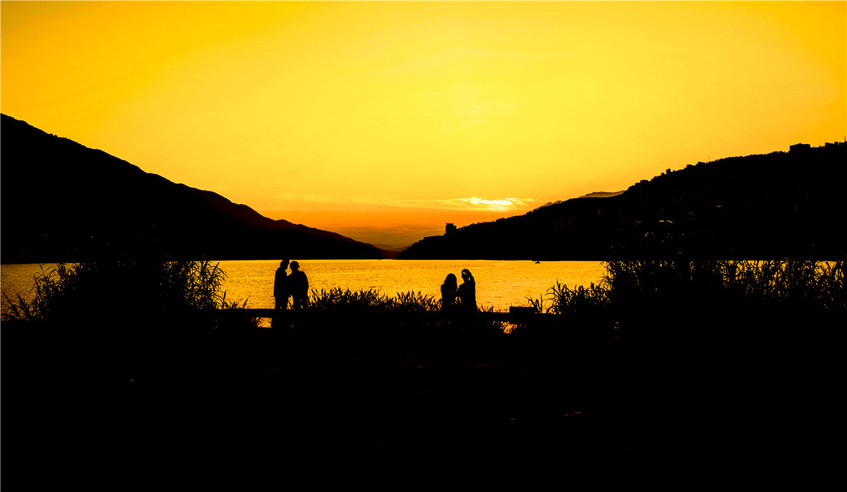 金秋时节，巫山县呈现出一幅金黄色的美丽画卷，如诗如画。摄影：谭昌藩