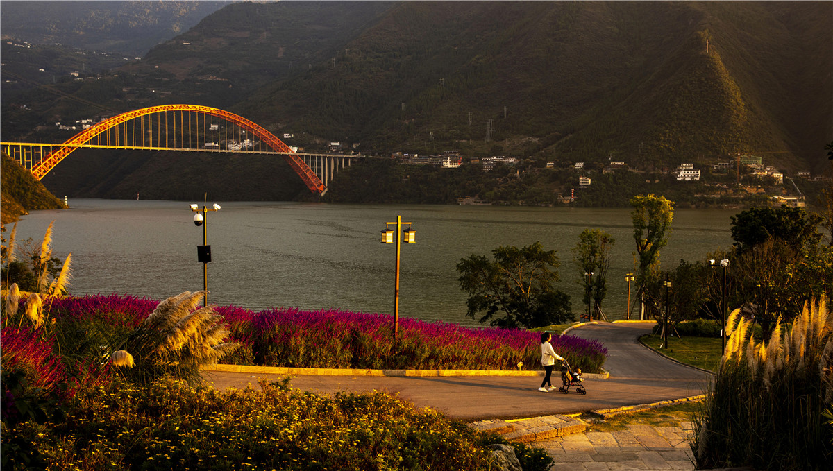 市民在夕阳下散步。摄影：谭昌藩