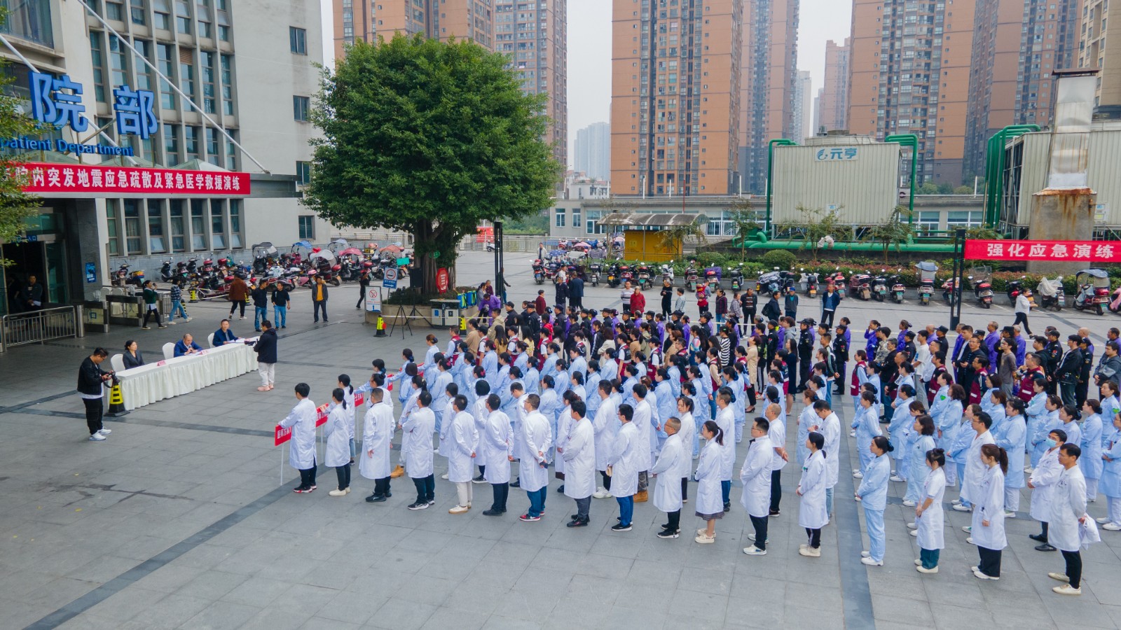 忠县人民医院开展2023年突发地震应急疏散及紧急医学救援应急演练 (4).JPG